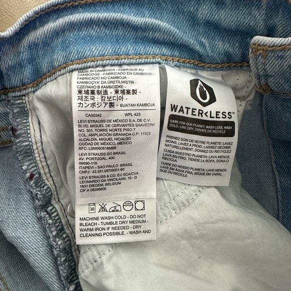 Beautiful light wash Levi’s they are slightly too small on me but super cute ! - Picture 3 of 5